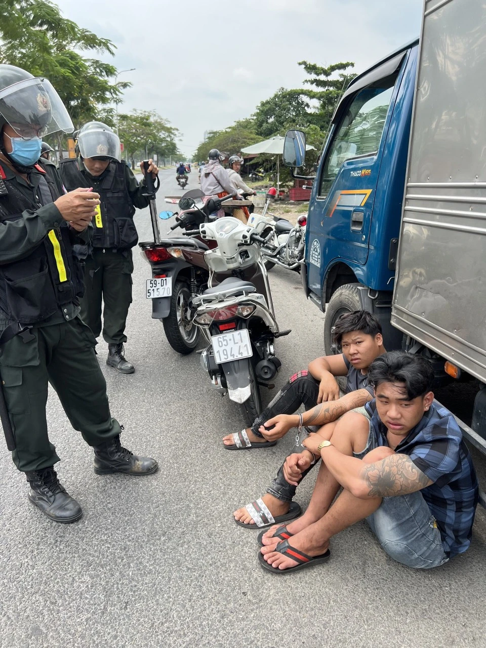 Nhóm 3 thanh niên đang đẩy chiếc xe là tang vật trộm cắp đi tiêu thụ thì bị tổ công tác 363 phát hiện. Ảnh: CACC