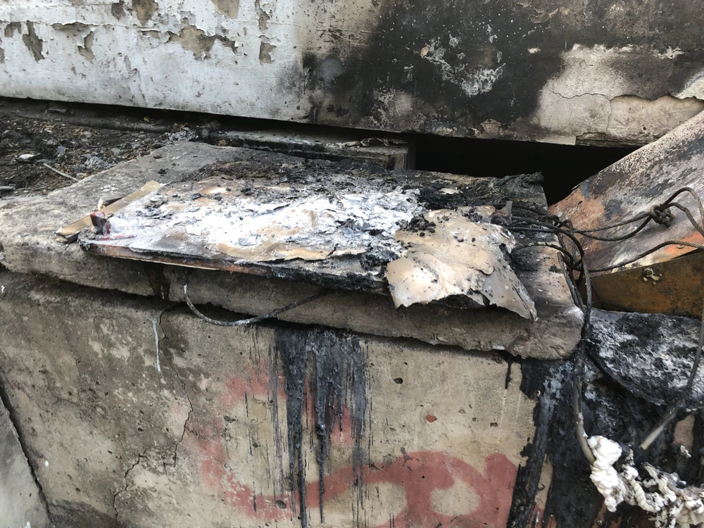 Sự cố khiến nhiều đoạn dây điện bên trong bị cháy đen. Ảnh: HT