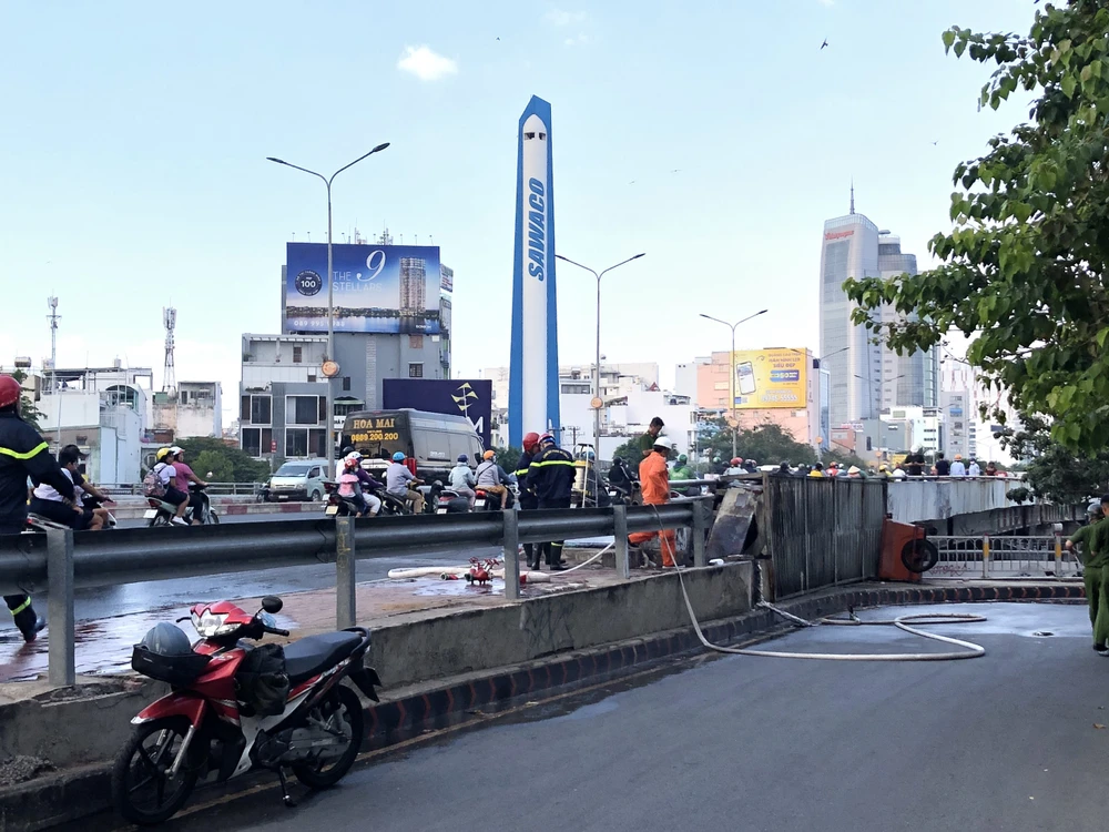 Cảnh sát PCCC và CNCH sau đó đã khống chế đám cháy. Ảnh: HT