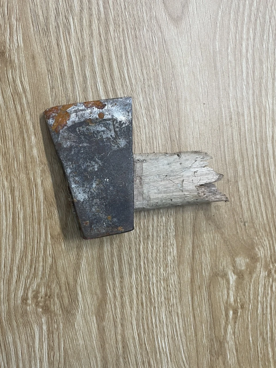 Chiếc búa tang vật trong vụ việc cũng bị công an thu giữ. Ảnh: CA