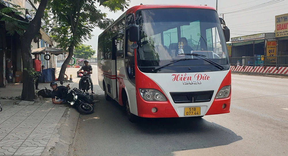 Do chiếc xe chuyển làn, ép khiến Nhân té xuống đường. Ảnh: NT