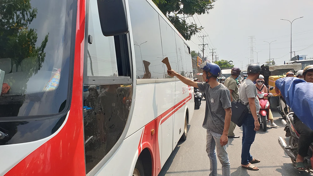 Tức giận nên Nhân và Trọn đã dùng búa dùng trong xây dựng đập kính xe. Ảnh: NT