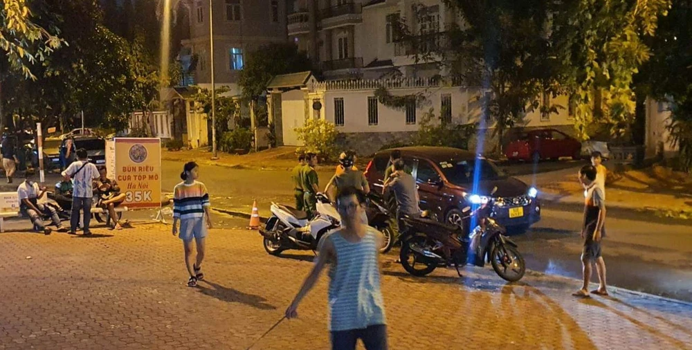 Công an túc trực trước nhà bà Hàn Ni ở quận 7 vào tối 24-2. Ảnh: NT