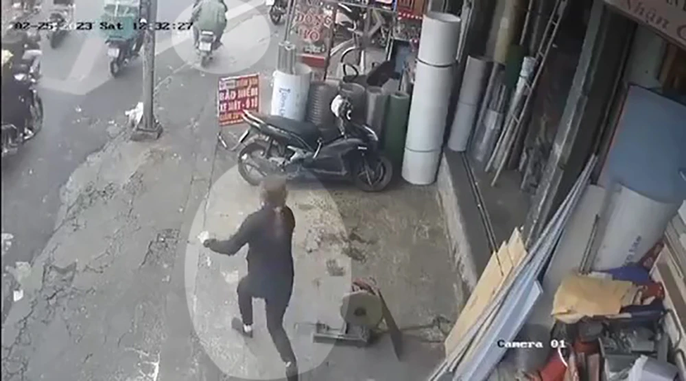 Người phụ nữ đuổi theo bắt trộm nhưng bất thành. Ảnh chụp từ clip