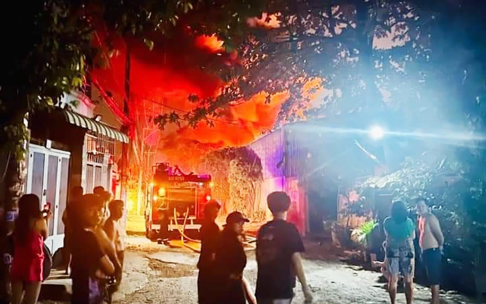 Cảnh sát PCCC và CNCH sau đó huy động lực lượng tới hiện trường khống chế. Ảnh: HT