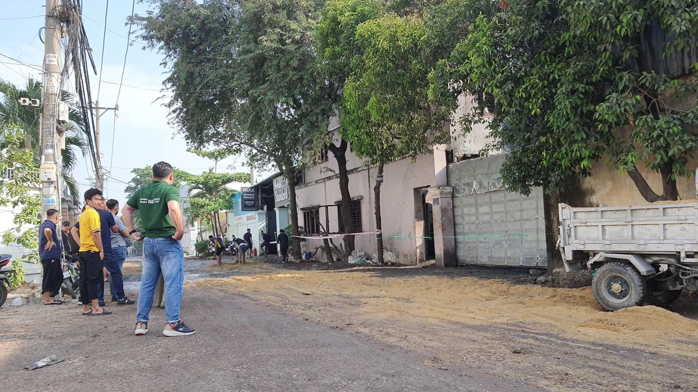 Đến sáng cùng ngày, hiện trường vẫn đang được lực lượng chức năng phong tỏa để phục vụ việc xử lý. Ảnh: HT