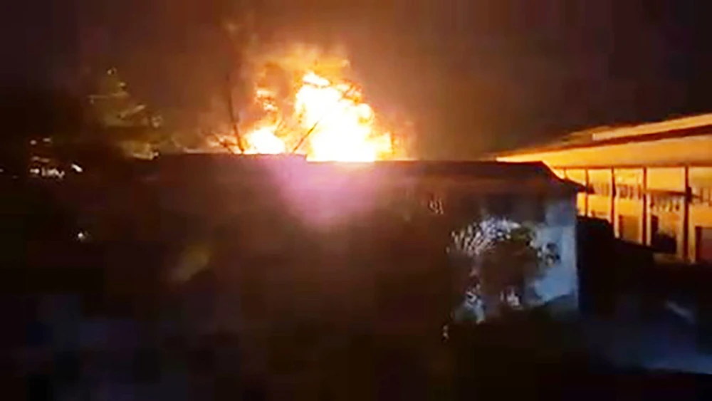 Đám cháy bùng lên lúc rạng sáng ở trong con hẻm trên đường Lê Văn Khương lúc rạng sáng. Ảnh: HT