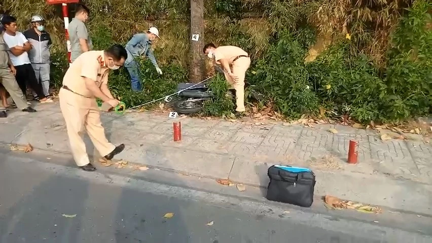 Công an sau đó khám nghiệm, điều tra nguyên nhân vụ việc. Ảnh: HT