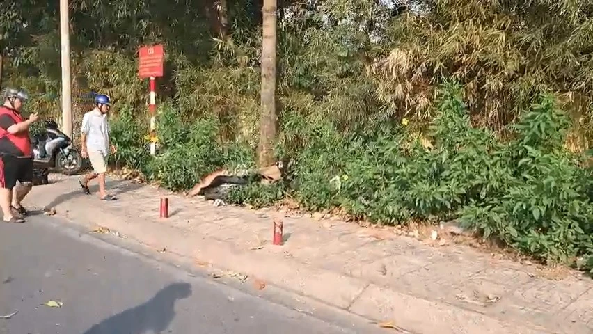 Người đàn ông được cho là tông trúng cột sắt trên vỉa hè đường Tân Sơn, tử vong. Ảnh: HT