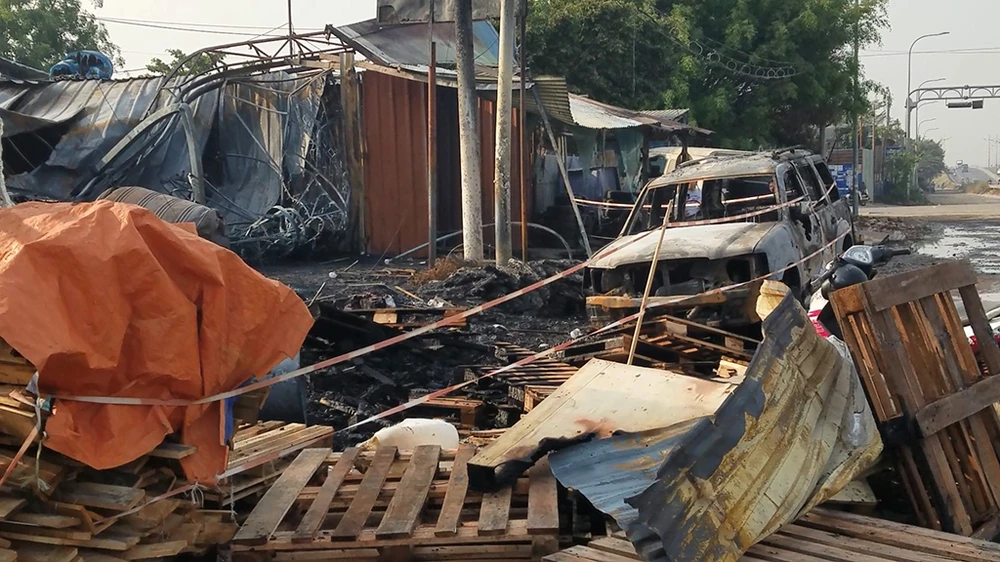 Đám cháy thiêu rụi nhiều tài sản và khiến một ô tô cháy còn trơ khung. Ảnh: HT