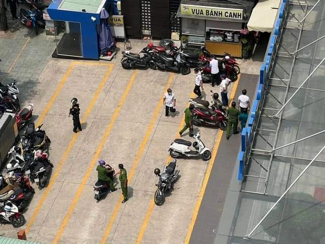 Đến trưa cùng ngày, việc khám xét vẫn đang tiếp tục được triển khai. Ảnh: CA