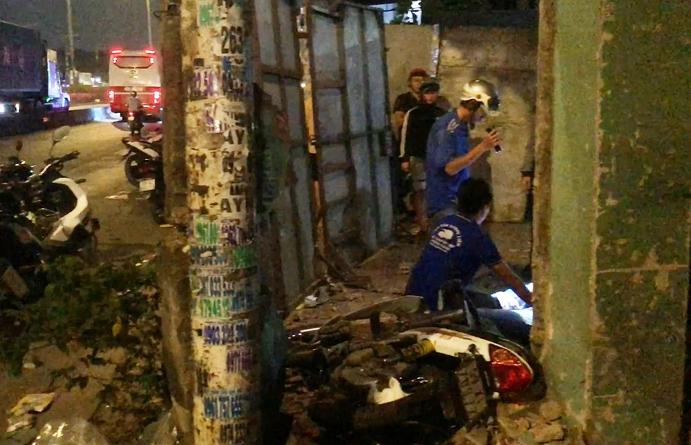 Nạn nhân trọng thương sau đó được đưa vào bệnh viện cấp cứu. Ảnh: HT Nạn nhân trọng thương sau đó được đưa vào bệnh viện cấp cứu. Ảnh: HT