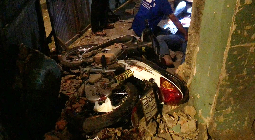 Nam thanh niên chạy xe máy tông sập tường nhà dân ven Quốc lộ 1. Ảnh: HT Nam thanh niên chạy xe máy tông sập tường nhà dân ven Quốc lộ 1. Ảnh: HT