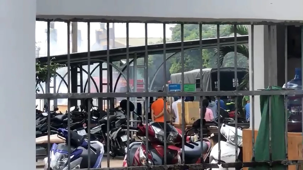 Khói bốc lên từ bên trong xưởng gỗ. Ảnh: HT