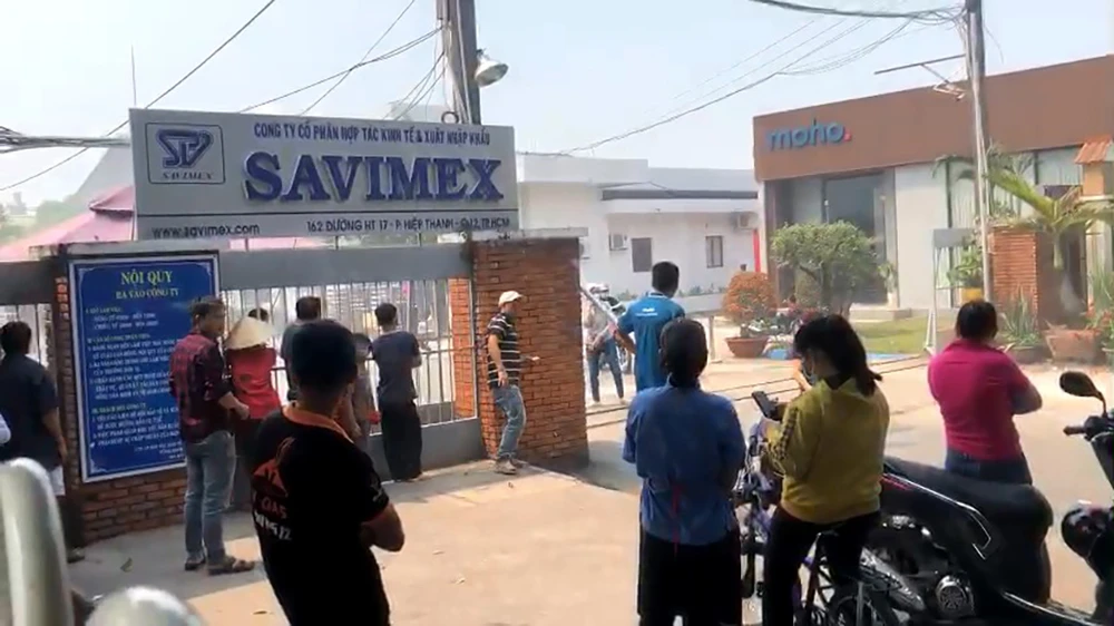 Đám cháy bùng lên từ xưởng gỗ ở trên đường Hiệp Thành 17, phường Hiệp Thành khiến nhiều người hoảng hốt tháo chạy. Ảnh: HT