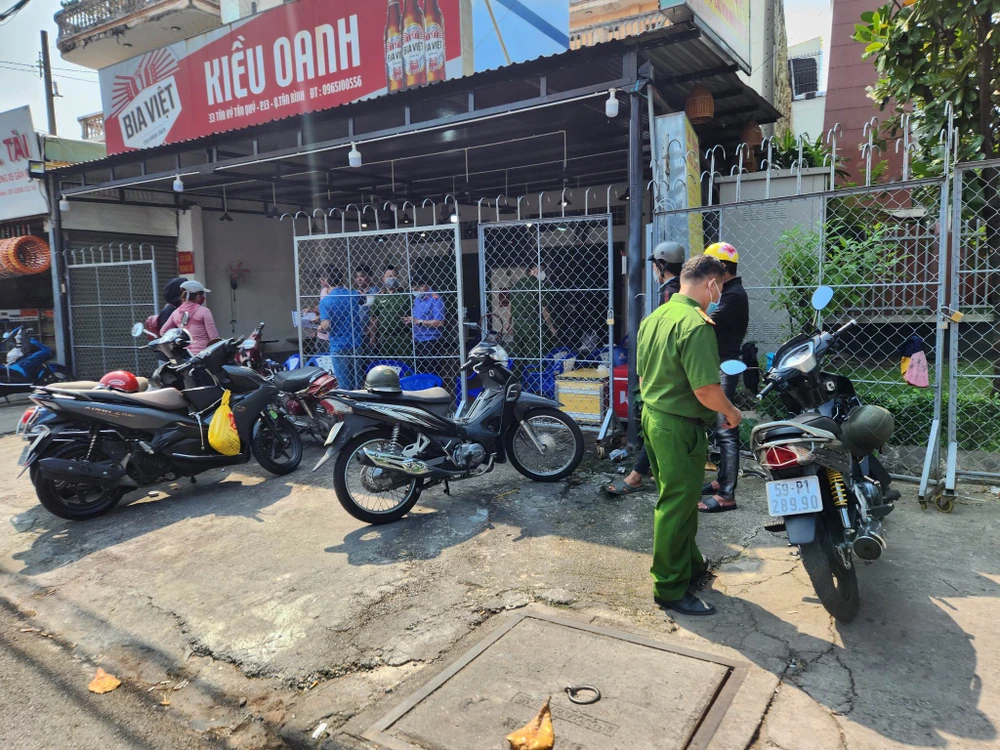 Công an phong tỏa, khám nghiệm hiện trường để điều tra. Ảnh: HT Công an phong tỏa, khám nghiệm hiện trường để điều tra. Ảnh: HT