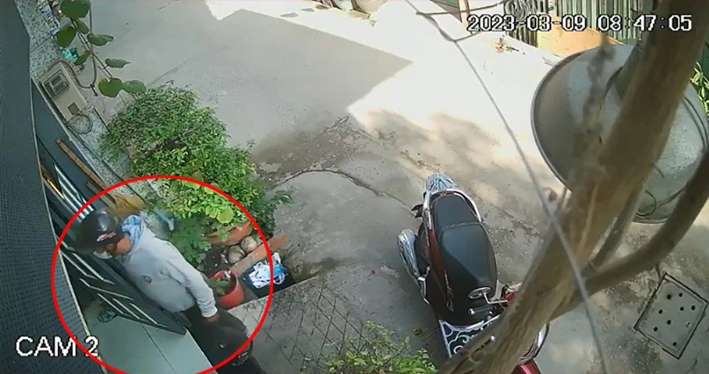 Nam thanh niên thản nhiên đi vào nhà tìm cơ hội trộm thêm tài sản. Ảnh chụp từ clip