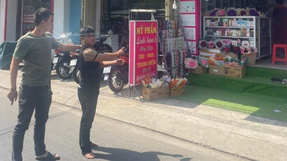 Công an đưa Đạt lại hiện trường để diễn lại hành vi. Ảnh: CA