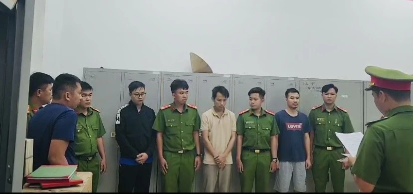 Công an khám xét, bắt các lãnh đạo tại Trung tâm Đăng kiểm 50- 13D để điều tra về các hành vi sai phạm trong hoạt động đăng kiểm. Ảnh: CA