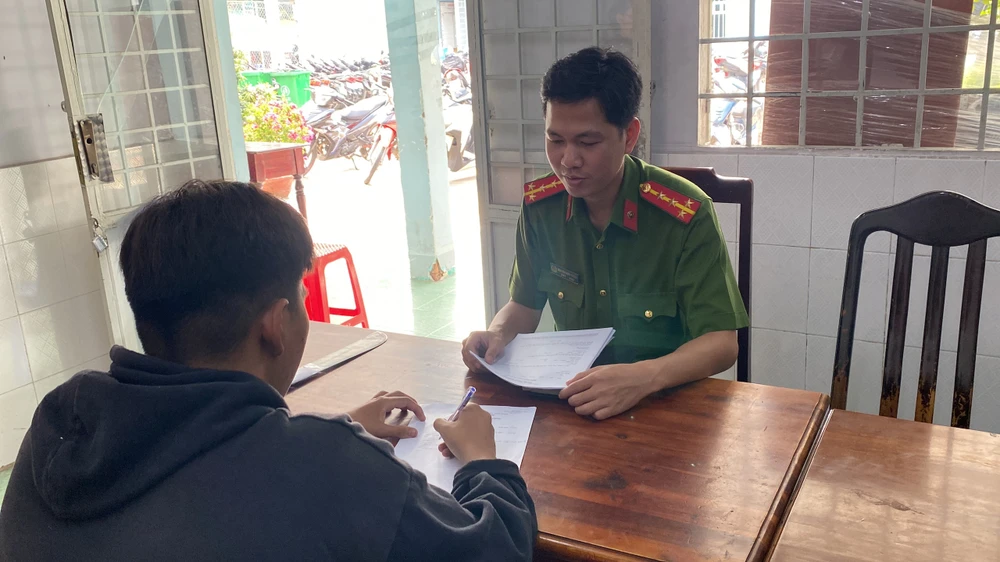 Công an lấy lời khai người liên quan để làm rõ. Ảnh: CA