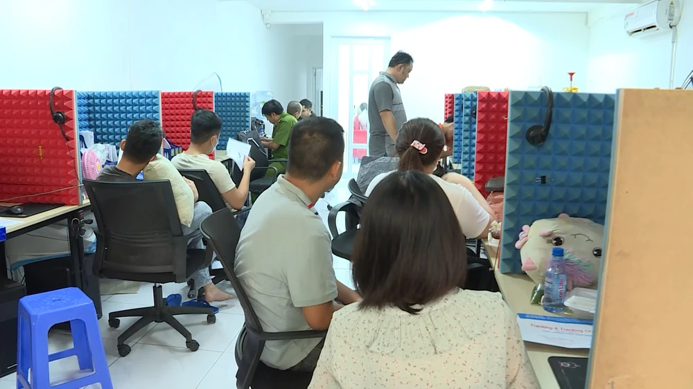 Công an khám xét tại chi nhánh Công ty TNHH Luật Thế hệ trẻ (Phường 15, quận Tân Bình). Ảnh: CA