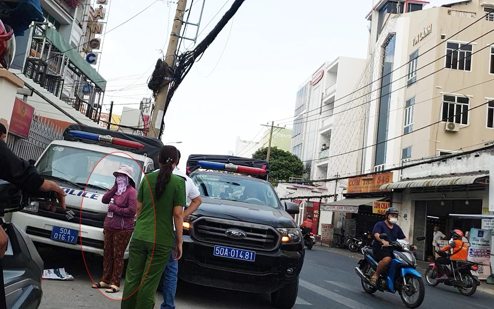 Người phụ nữ bị Công an huyện Hóc Môn đưa về trụ sở để lấy lời khai, làm rõ. Ảnh: NT
