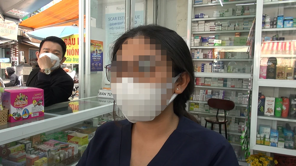 Chị V, nhân viên tiệm thuốc đã nhận ra người phụ nữ qua báo chí và mạng xã hội nên đã chủ động "câu giờ" chờ công an tới. Ảnh: NT