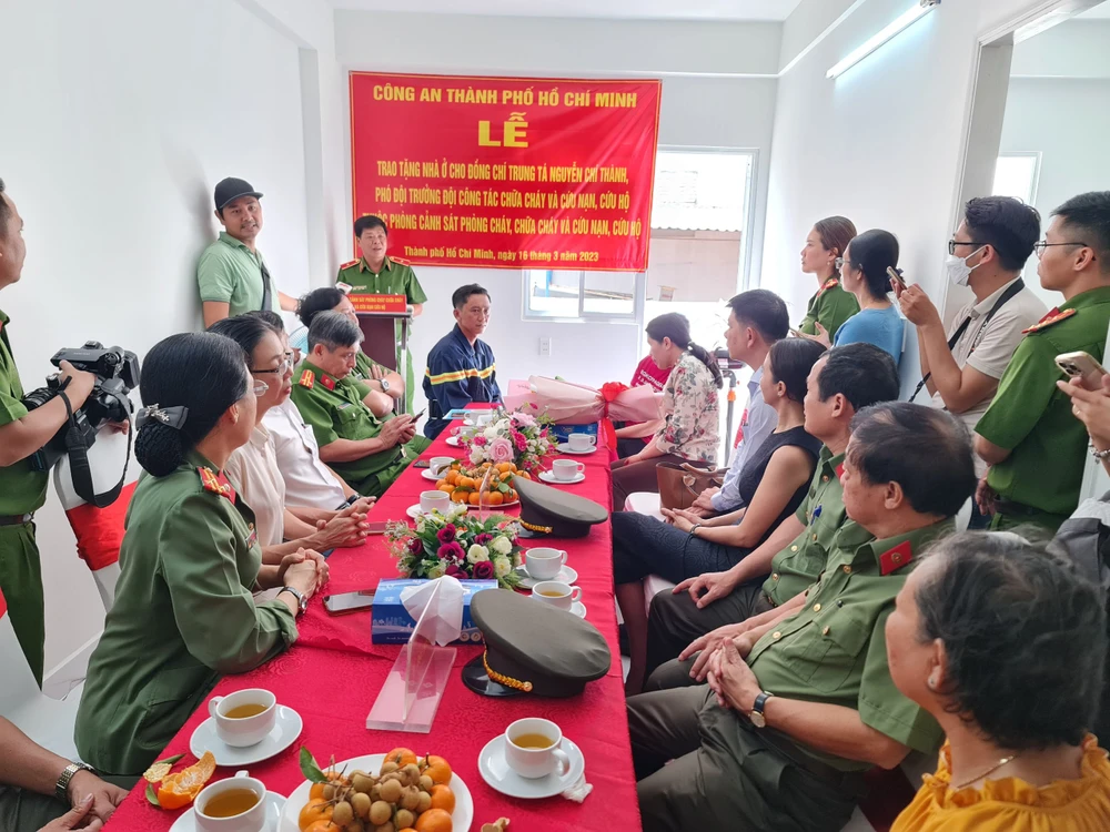 Công an TP.HCM tổ chức lễ trao nhà ở xã hội cho trung tá Nguyễn Chí Thành, Phó đội trưởng Đội Công tác chữa cháy và Cứu nạn, cứu hộ thuộc Phòng Cảnh sát PCCC và Cứu nạn, cứu hộ (PC07). Ảnh: PC07
