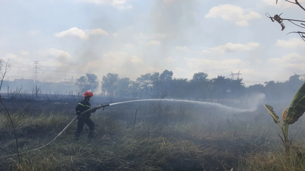 Đốt rác làm cháy lan uy hiếp hàng chục căn nhà trọ ven Quốc lộ 1