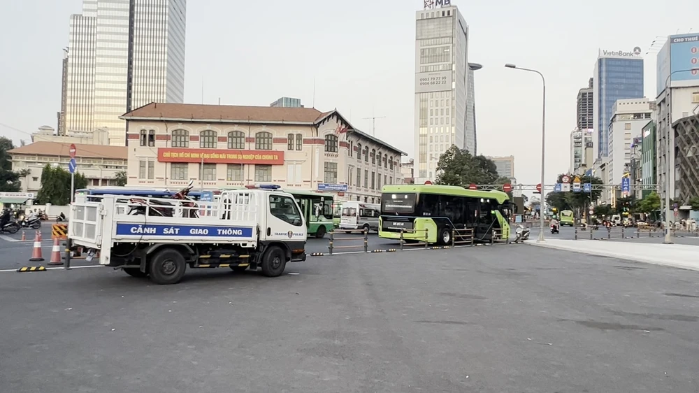 Va chạm với xe buýt điện, người đàn ông bị thương ở quận 1