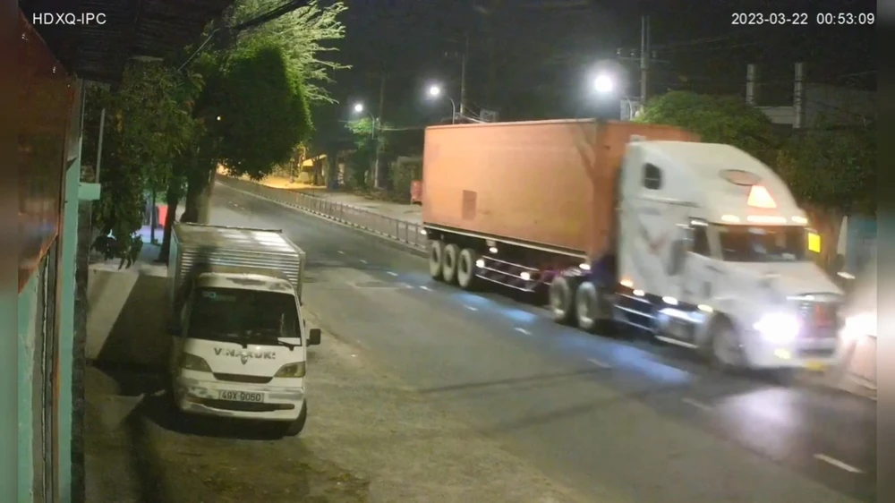 Hình ảnh chiếc xe tông dải phân cách được camera an ninh ghi lại. Ảnh: Cắt từ clip