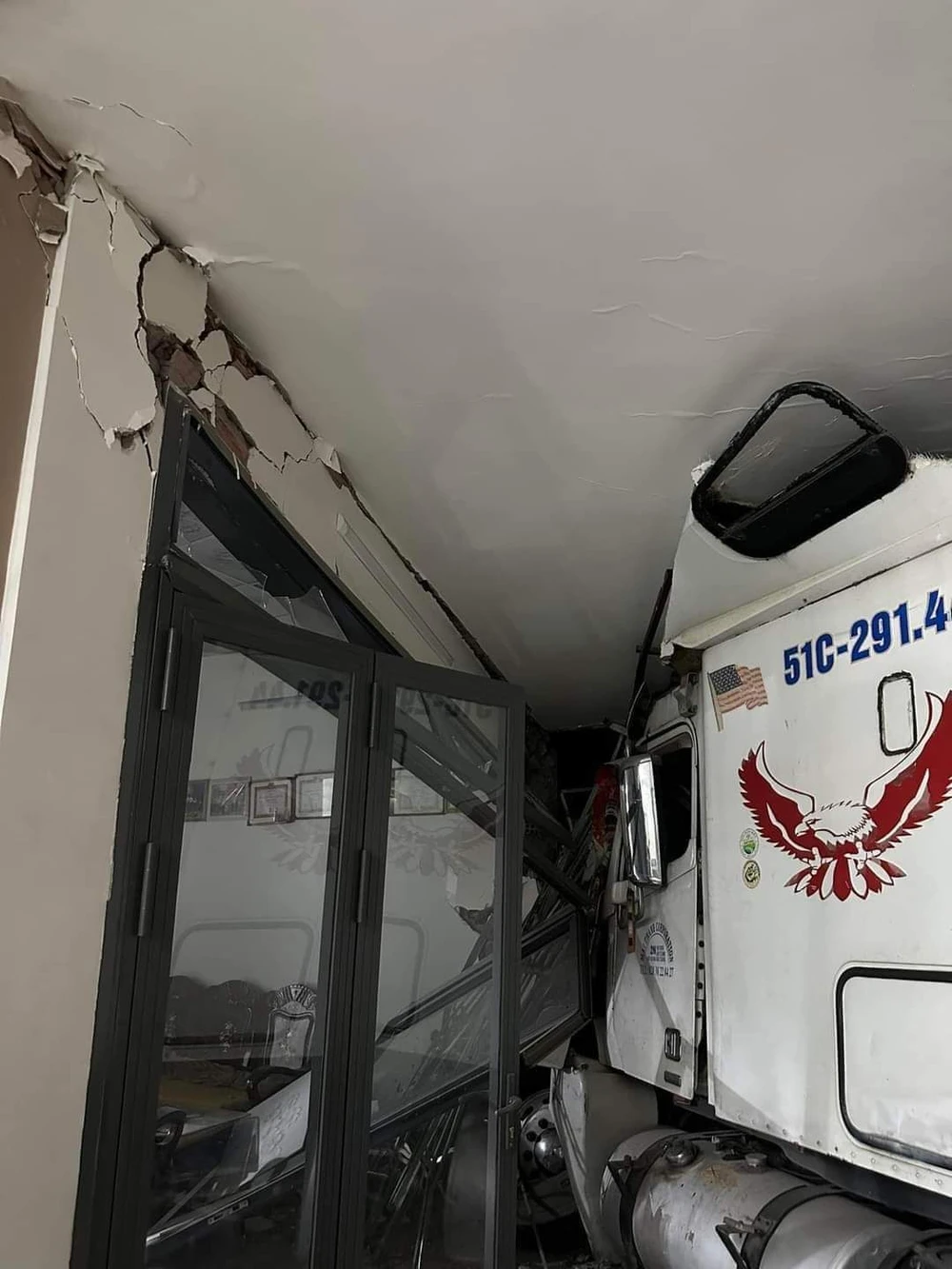 Vụ việc khiến cửa kính và tường một ngôi nhà bị tông hư hỏng. Ảnh: HT