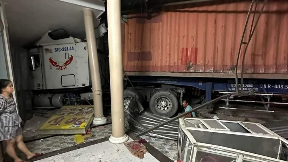 Chiếc container tông thẳng vào nhà dân ven đường Tỉnh lộ 8, huyện Củ Chi. Ảnh: HT