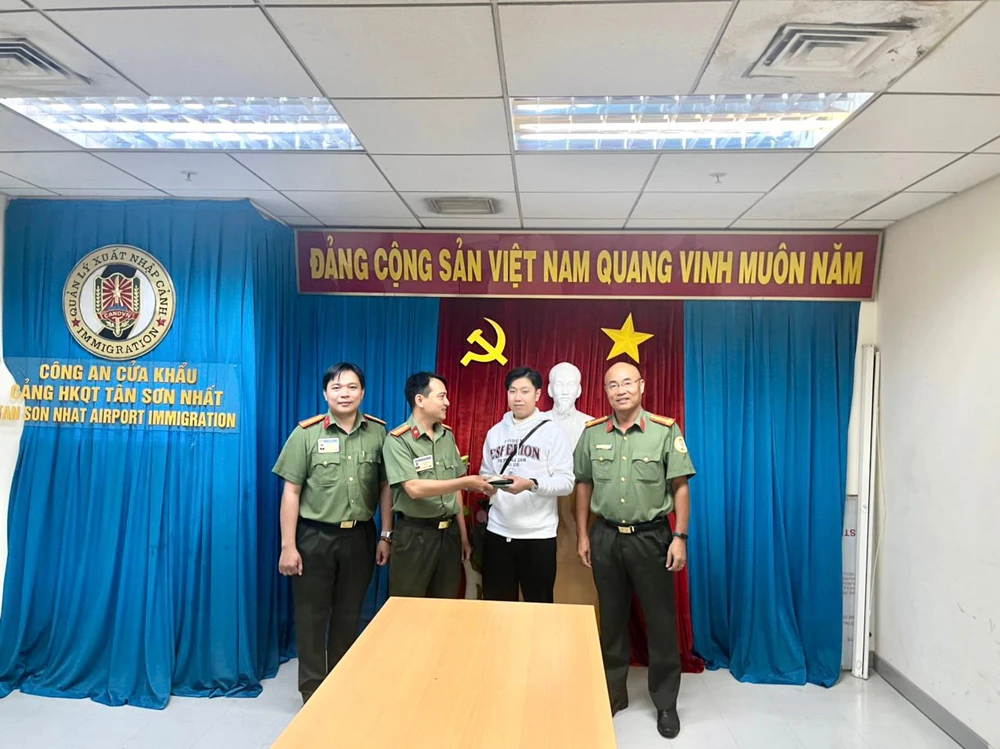 Công an cửa khẩu Cảng HKQT Tân Sơn Nhất đã trao trả chiếc ví lại cho anh Phương. Ảnh: CA