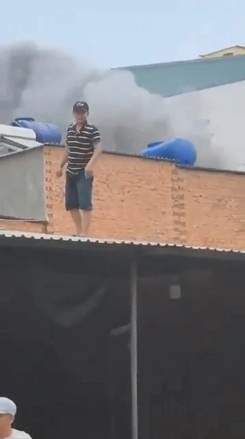 Người dân tiếp cận căn nhà để dập lửa nhưng bất thành. Ảnh: HT