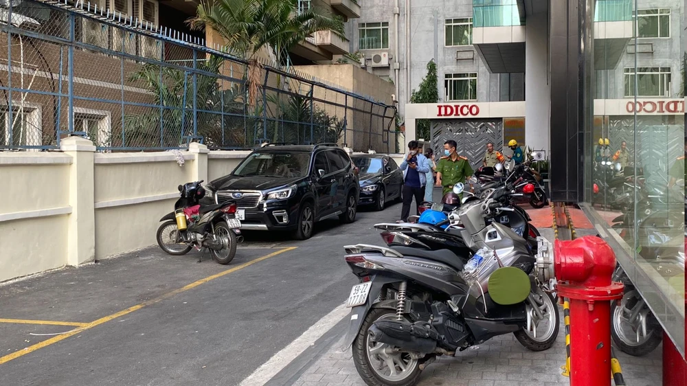 Công an sau đó có mặt khám nghiệm hiện trường, điều tra nguyên nhân vụ việc. Ảnh: HT Công an sau đó có mặt khám nghiệm hiện trường, điều tra nguyên nhân vụ việc