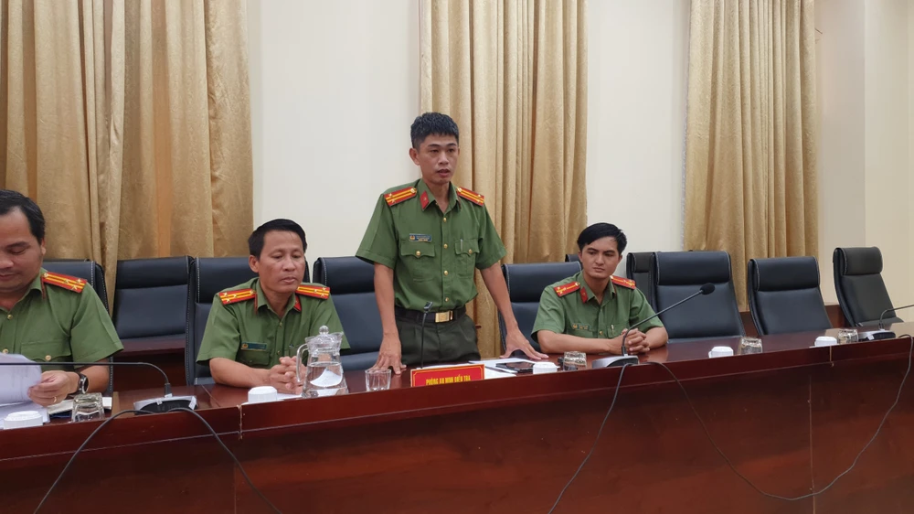 Trung tá Trần Thanh Long, Phó Phòng An ninh điều tra cung cấp thông tin tại họp báo. Ảnh: NT