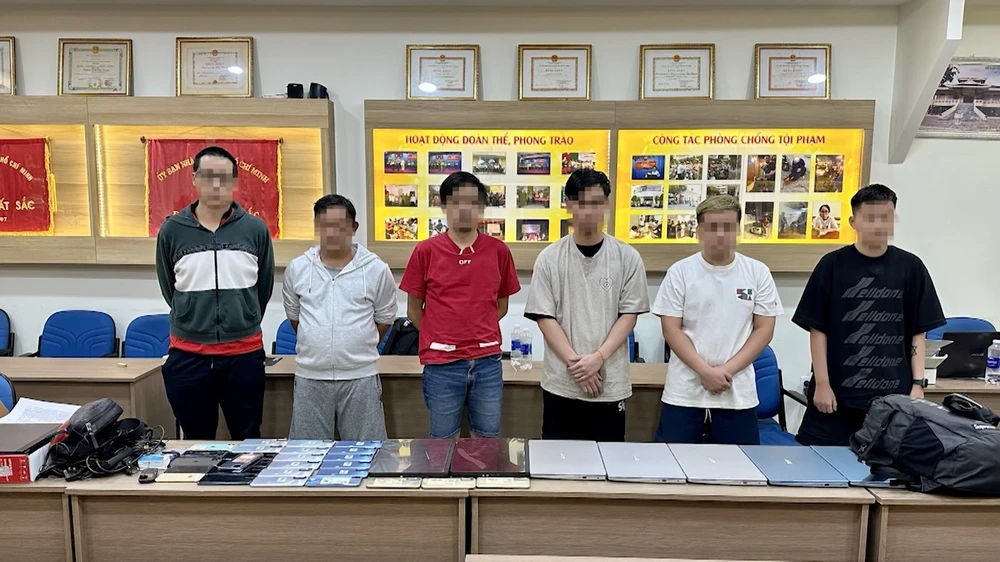 Ngoài ba người bị bắt giam, công an cũng làm việc với ba người liên quan. Ảnh: CA