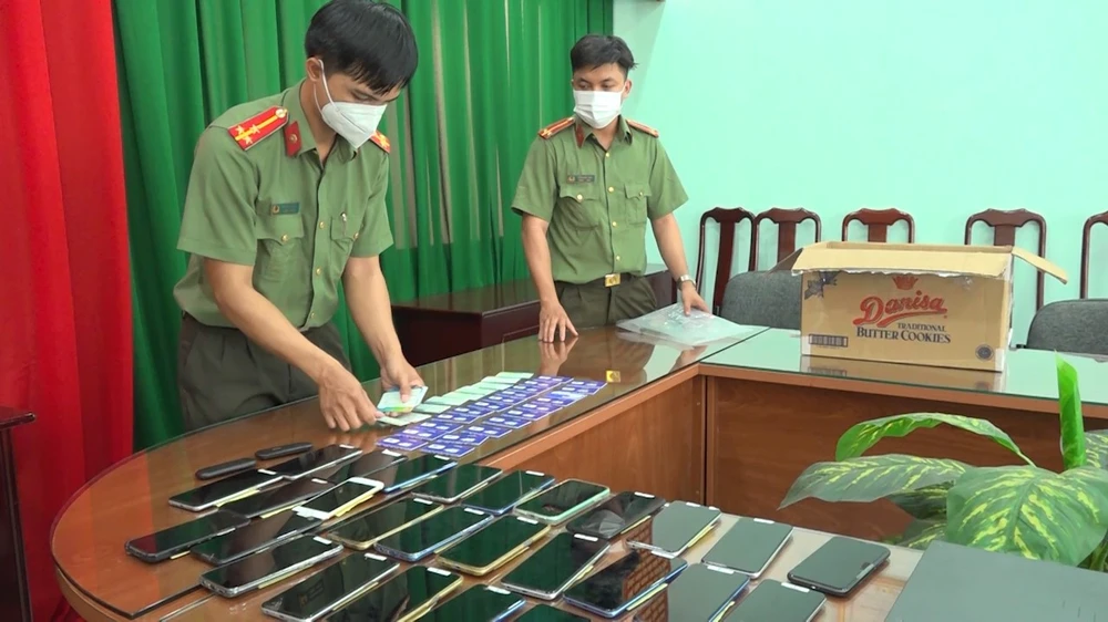 Số lượng lớn tang vật liên quan cũng bị thu giữ. Ảnh: CA