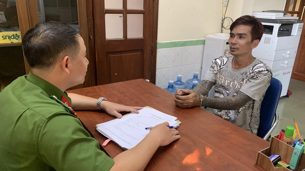 Công an lấy lời khai với Bậm để điều tra vụ việc. Ảnh: CA