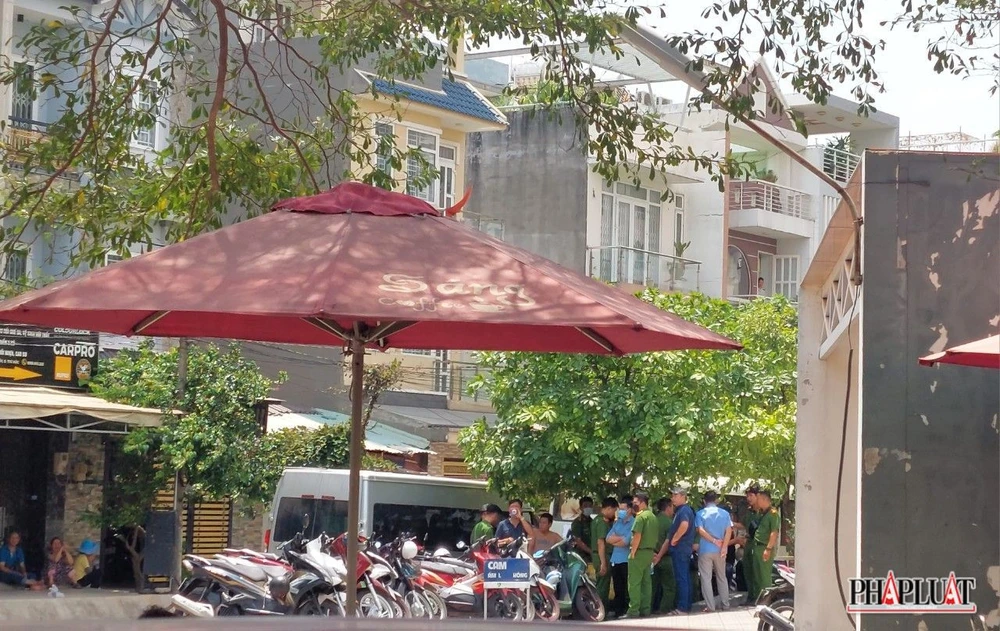 Rất đông cảnh sát túc trực vòng ngoài. Ảnh: NT