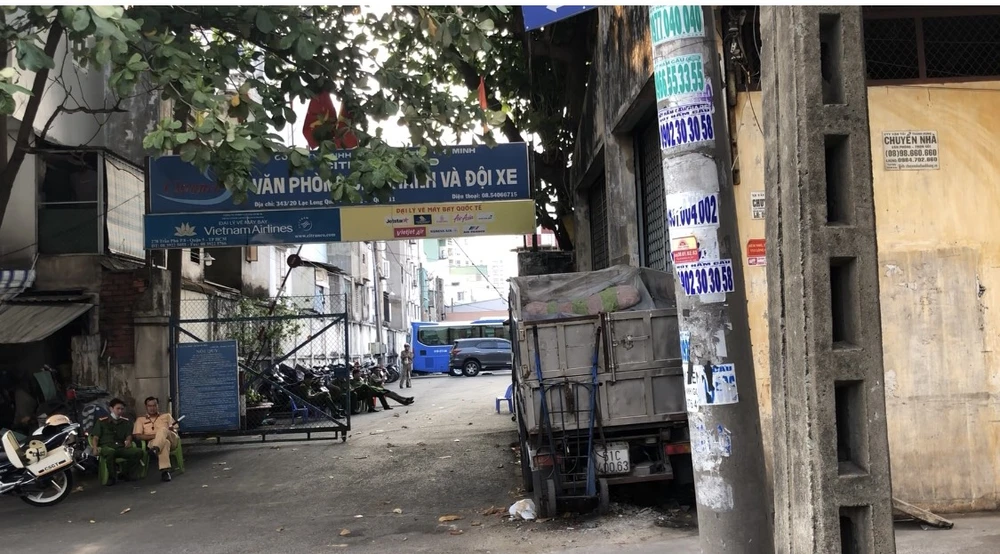 Lực lượng công an chốt chặn ở các cổng ra vào Trung tâm đăng kiểm. Ảnh: HT Lực lượng công an chốt chặn ở các cổng ra vào Trung tâm đăng kiểm. Ảnh: HT