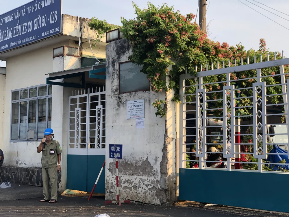 Đến gần 17 giờ chiều cùng ngày, việc khám xét vẫn chưa kết thúc. Ảnh: HT Đến gần 17 giờ chiều cùng ngày, việc khám xét vẫn chưa kết thúc. Ảnh: HT