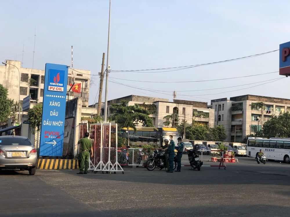 Công an TP.HCM phối hợp khám xét Trung tâm đăng kiểm 50-02S ở quận 11. Ảnh: HT Công an TP.HCM phối hợp khám xét Trung tâm đăng kiểm 50-02S ở quận 11