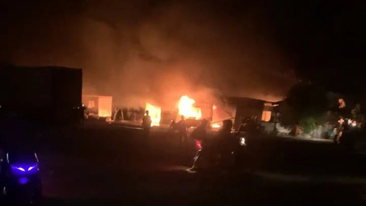 Đám cháy bùng lên từ xưởng gỗ trên địa bàn phường Hiệp Thành, quận 12. Ảnh: HT Đám cháy bùng lên từ xưởng gỗ trên địa bàn phường Hiệp Thành, quận 12. Ảnh: HT