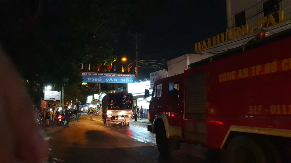 Đến khoảng 20 giờ 30 phút, đám cháy đã được khống chế. Ảnh: NT Đến khoảng 20 giờ 30 phút, đám cháy đã được khống chế. Ảnh: NT