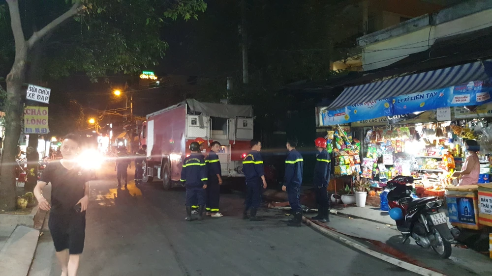 Cảnh sát PCCC huy động lực lượng cùng phương tiện đến hiện trường, chia nhiều hướng dập lửa. Ảnh: NT Cảnh sát PCCC huy động lực lượng cùng phương tiện đến hiện trường, chia nhiều hướng dập lửa. Ảnh: NT