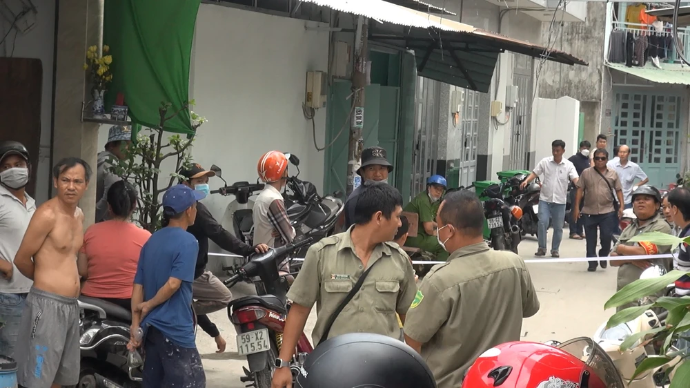 Công an phong tỏa hiện trường từ xa để phục vụ việc khám nghiệm, điều tra