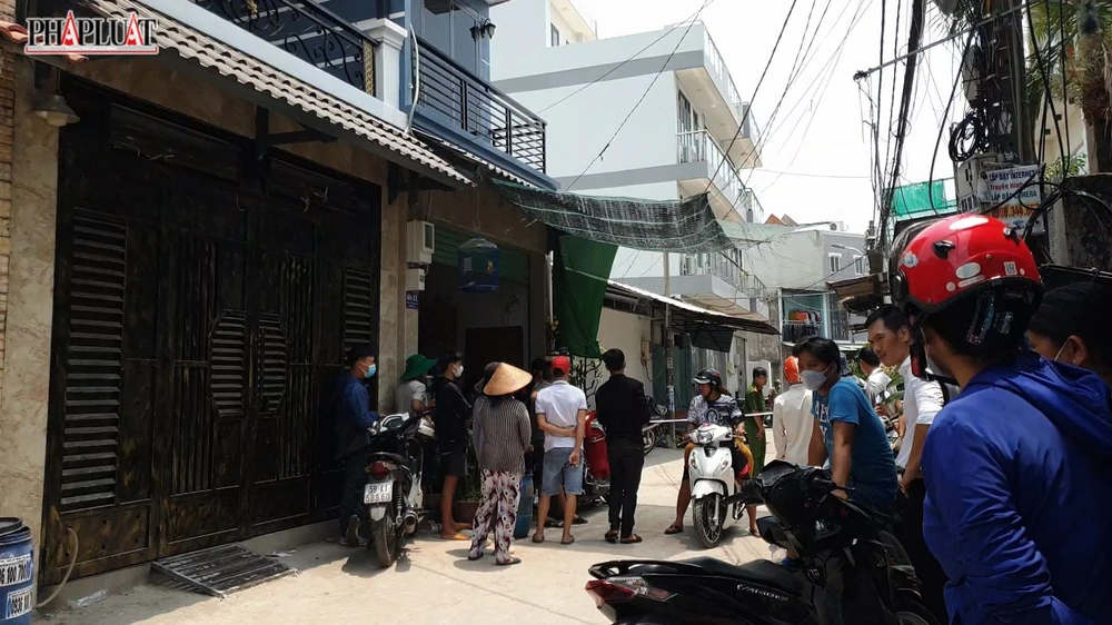 Theo người dân, họ nghe thấy 2 tiếng súng thời điểm công an ập đến khống chế nghi phạm. Ảnh: NT Theo người dân, họ nghe thấy 2 tiếng súng thời điểm công an ập đến khống chế nghi phạm. Ảnh: NT