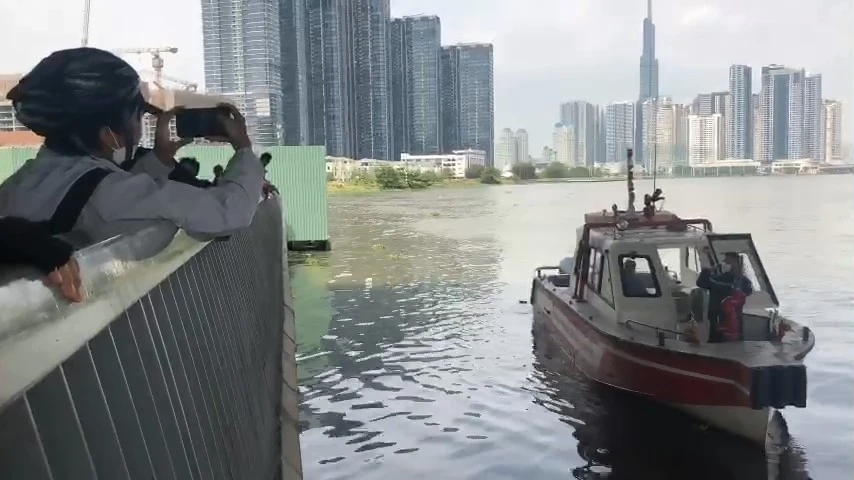 Lực lượng chức năng sau đó triển khai tìm kiếm nạn nhân. Ảnh: HT